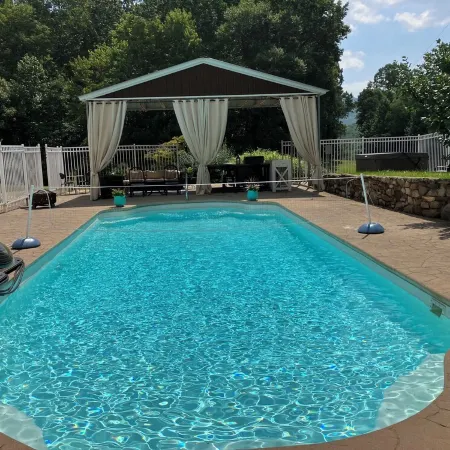 Studio w/pool & hot tub -only minutes to Triple Crown hiking trails Отели в г. Ботетот