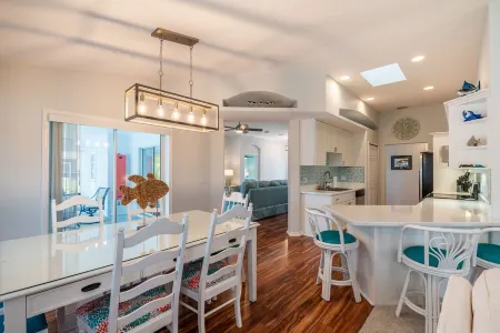 New! Coastal Perfection 3BR/2BA with HEATED POOL Отели в г. Себастиан