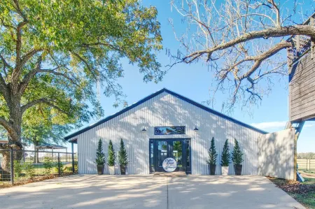 Gorgeous remodeled farmhouse 8 miles from Canton market.