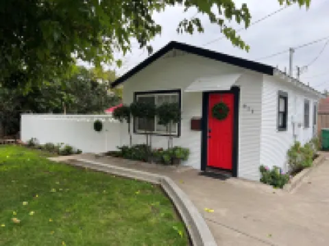 Cozy little cottage W/ private yard in town