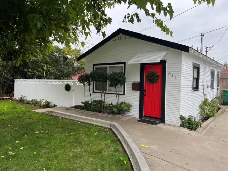 Cozy little cottage W/ private yard in town Отели в г. Лодай