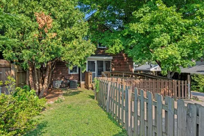 Tranquil 2-bedroom house with a massage chair and a multi-purpose 3rd room Hotels near Sherwood Plaza
