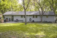 Family friendly w/ huge yard 15 min from ATT stadium Stockyards, airport