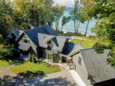Private Waterfront Home on Lake Michigan Hotel di 