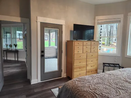 Quiet lake getaway offering R&R with 2 electric bikes and optional sunset cruise