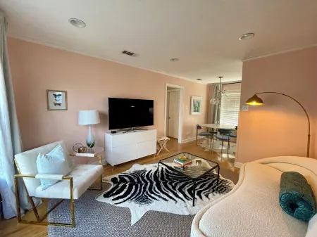 The Dreamhouse: Charming 2-story, 1-bedroom house in tranquil Sherman