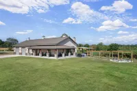 Barn! Golf Sim/Theater, Bunk Slide, Mini Golf, Hot Tub, Saloon Bar, Firepit!