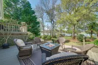 Waterfront Pet Friendly Fishing Pier, 5 Min to Beach, Sleeps 8+, Kayaks & Bikes!
