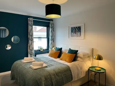 Stylish three bedroom apartment in Chichester Hotels near Wey and Arun Canal trips, Onslow Arms, Weysouth