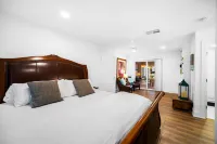 Hot Tub, Fire Pit, Game Room, Block to Main St!