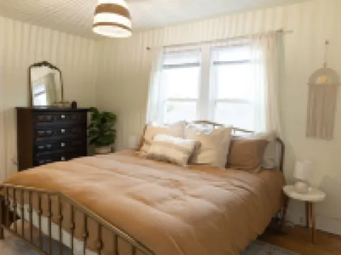 Cozy Cottage on Spring---Centrally Located and 10 mins from downtown Louisville Hotels in Floyd County