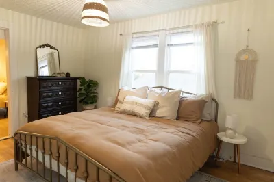 Cozy Cottage on Spring---Centrally Located and 10 mins from downtown Louisville Hotels near Meijer