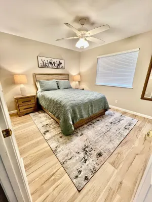 Cozy Family retreat with large fenced backyard, Pet-Friendly, and Central Air!!! Hotels near Flagstaff Pulliam Airport