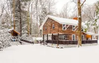 Large Rustic Log Cabin in the Laurel Highlands Nemacolin Castle 주변 호텔