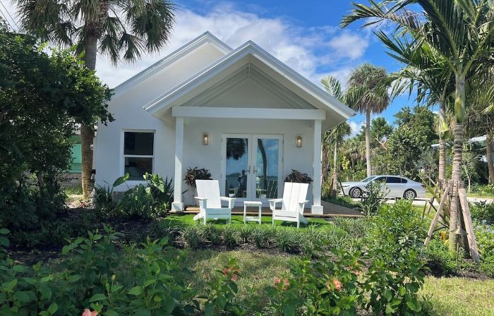 Waterfront luxury bungalow with private beach, paddleboards, kayaks and bikes!