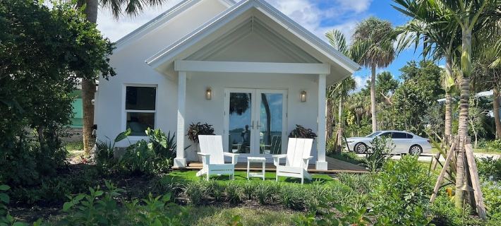 Waterfront luxury bungalow with private beach, paddleboards, kayaks and bikes! Hotels in Jensen Beach