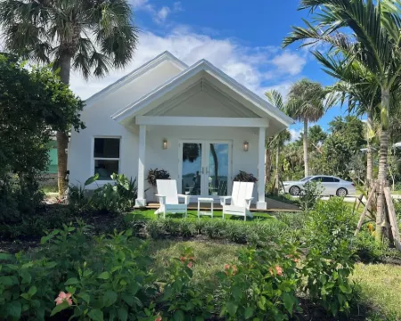Waterfront luxury bungalow with private beach, paddleboards, kayaks and bikes! Hotels in Jensen Beach