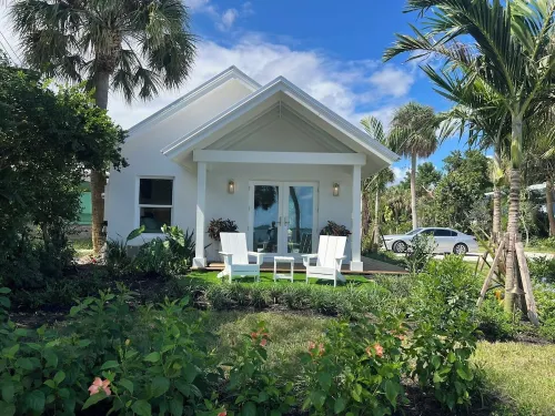Waterfront luxury bungalow with private beach, paddleboards, kayaks and bikes! Hotels in Jensen Beach