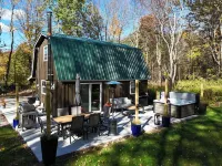 Cozy 2-bedroom cottage with WiFi, AC, and Hot Tub on 10 acres.