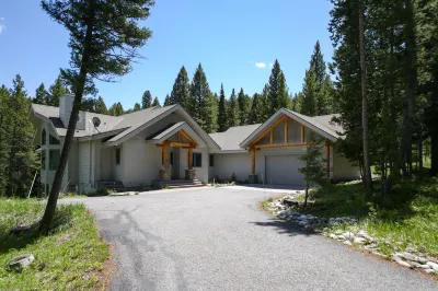 Quiet and Charming Big Sky home
