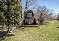 The Cabin on Main St., A Quiet Getaway with whole family, History. Pet friendly.