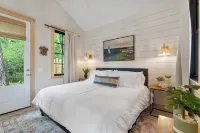 Near Wrightsville Beach! Cozy, Coastal Cottage w/King Br~FirePit~Outdoor Shower.