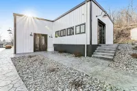 帶熱水浴缸和廚師級廚房的現代湖景精品度假屋