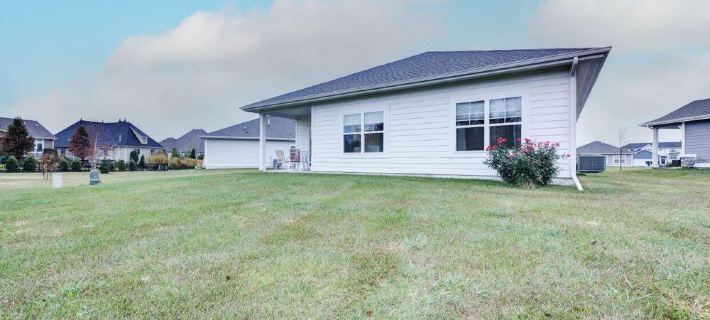 New Spacious 4-bedroom house in charming Ankeny with WiFi, AC-Prime Location Hoteles en Ankeny