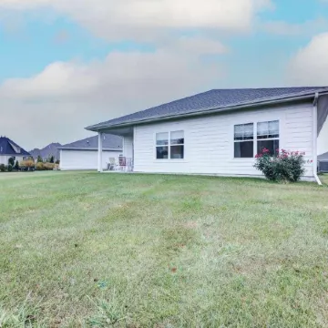 New Spacious 4-bedroom house in charming Ankeny with WiFi, AC-Prime Location