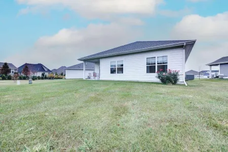 New Spacious 4-bedroom house in charming Ankeny with WiFi, AC-Prime Location