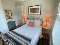 Cozy cottage on the hill in the heart of Warm Springs. バスのホテル