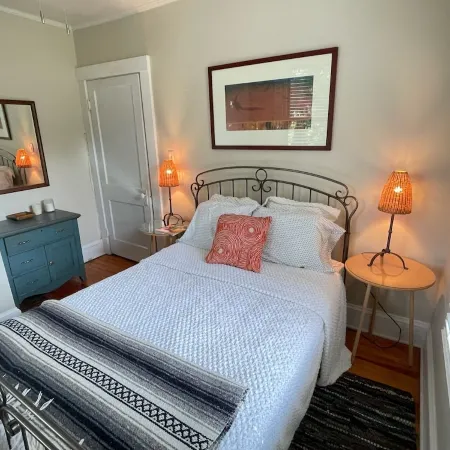 Cozy cottage on the hill in the heart of Warm Springs.