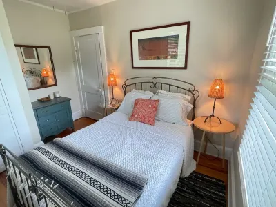 Cozy cottage on the hill in the heart of Warm Springs.