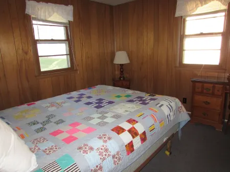 Come stay in our 2bd cabin on Table Rock Lake close to Silver Dollar City!