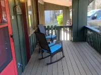 Cozy Cabin with river frontage yards from river launch for kayaking or fishing. Hotels in Шарп
