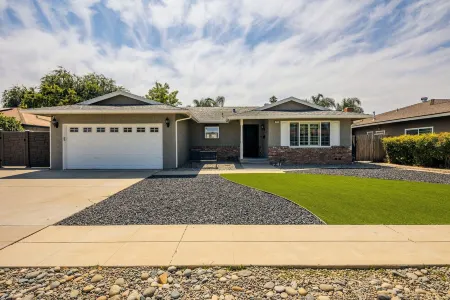 Hot Tub & Pool with 5 Cozy Bedrooms Отели рядом с достопримечательностью «Oh Wow Nickel Arcade»