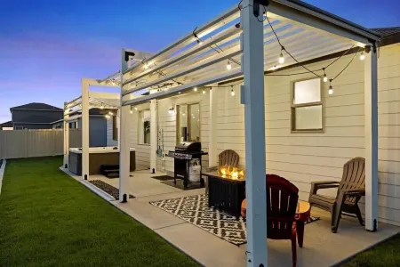 New house!! Outdoor Hot tub with beautiful sunset views