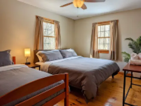 Nido Cabin - Close to attractions, Hot Tub, Game Room, Massage Chair