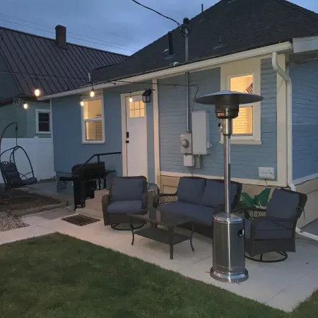 Cozy downtown retreat (pet friendly