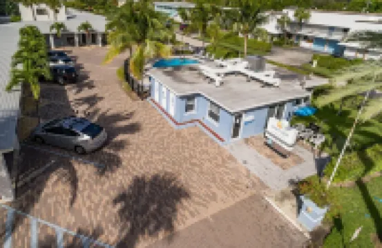 Comfortable beach apartment with pool