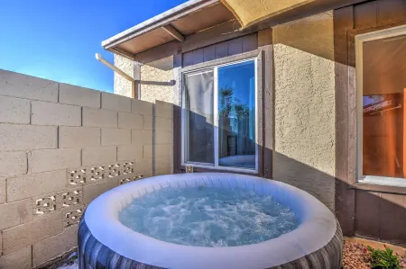 \*DISCO DEN*/ All New Funky 70s Pad w/ Hot Tub! Отели в г. Меса