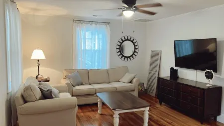 Comfy vintage cottage in beautiful small town--7mins from everything.