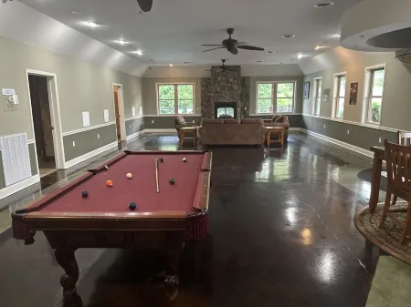 Cozy lake home Arcade Dog friendly Pool1 minute walk Lake 4 minutes drive Отели рядом с достопримечательностью «Sims Point»