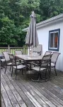 Sunset cottage complete w/large deck, fire pit and mins away from public beach