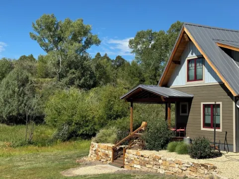 Cozy, secluded home close to everything. 15 min to town and skiing.