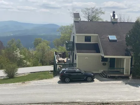 Slopeside 3-level Townhouse at the Top of Trailside Village -Okemo Mountain Отели рядом с достопримечательностью «Окмо Маунтин Резорт»