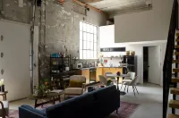 Historic Rogers Milk Plant- Bike, Shop, & Eat 로저스 호텔