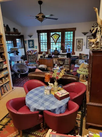 Cozy older home,  zen like garden. Pet friendly. Not for people with allergies.