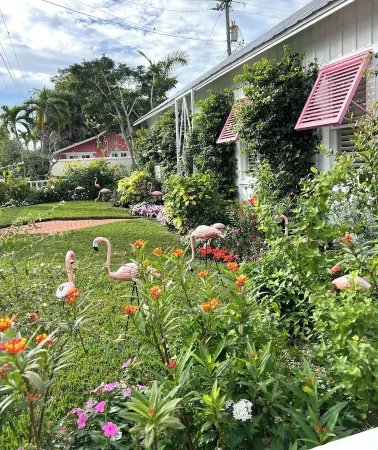 1-bedroom cottage just a short walk to Naples Beach and Fifth Avenue South