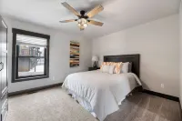 Embers Gulch 2, Hot tub, wifi, paved roads, garage access, brand new duplex - Homestays